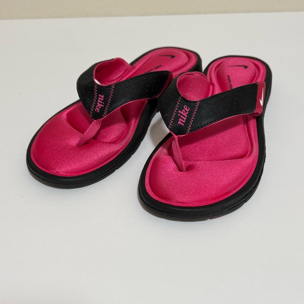 Nike Women’s Hot Pink and Black Thong Sandals Sz10
